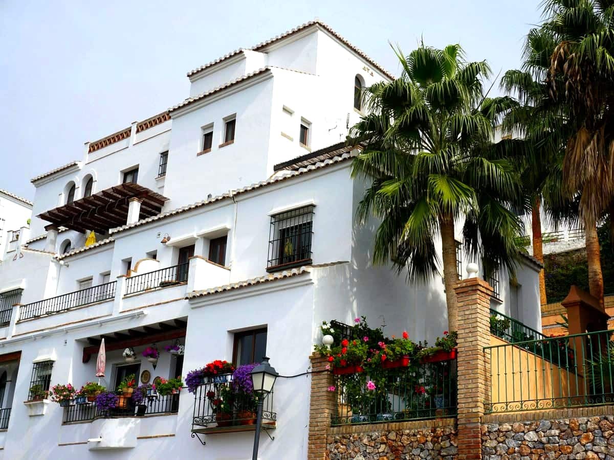 Andalusisch appartementengebouw met bloemen aan de Costa del Sol