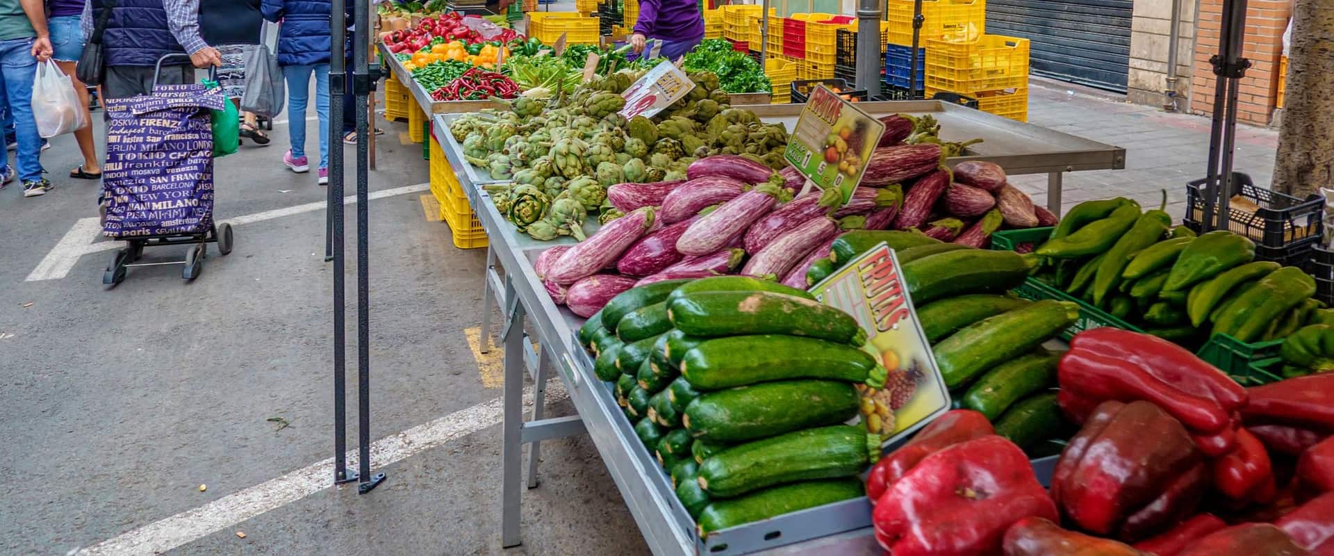 Kleurrijke kramen met groente en fruit op een Spaanse weekmarkt