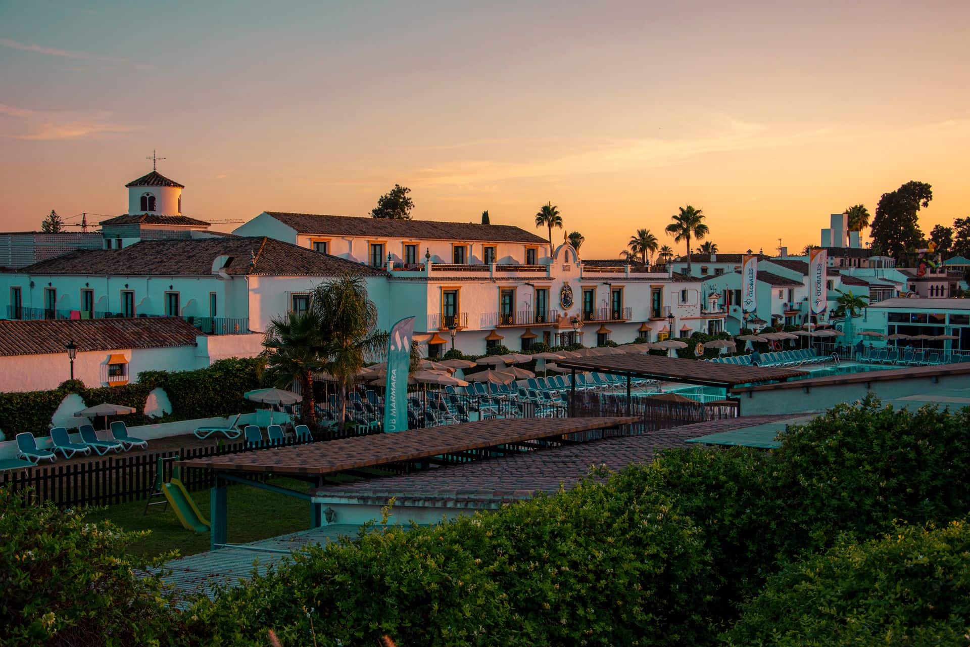 De witte dorpskern van San Pedro de Alcántara bij zonsondergang