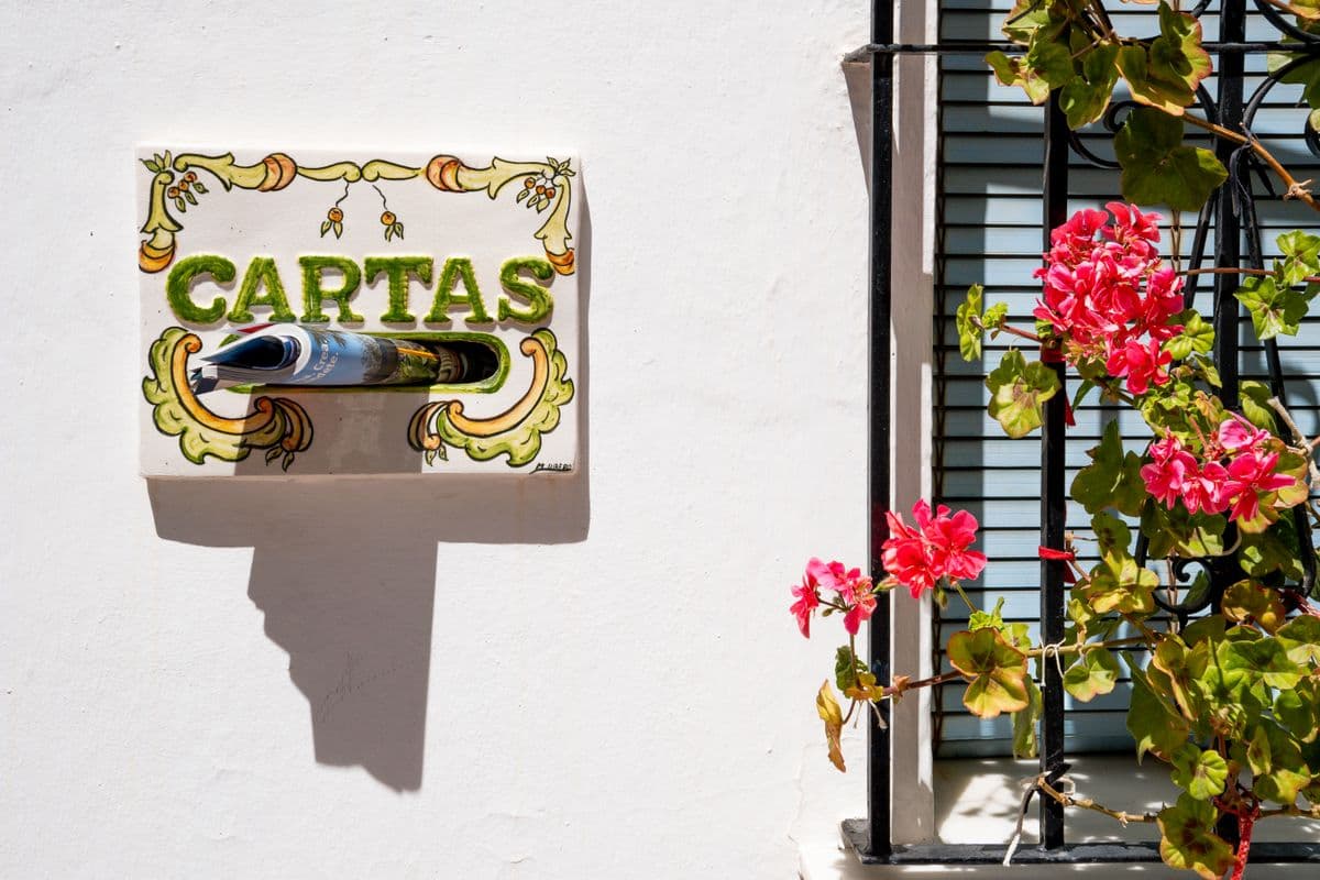 Witte gevel met bloemen in Benalmadena Pueblo