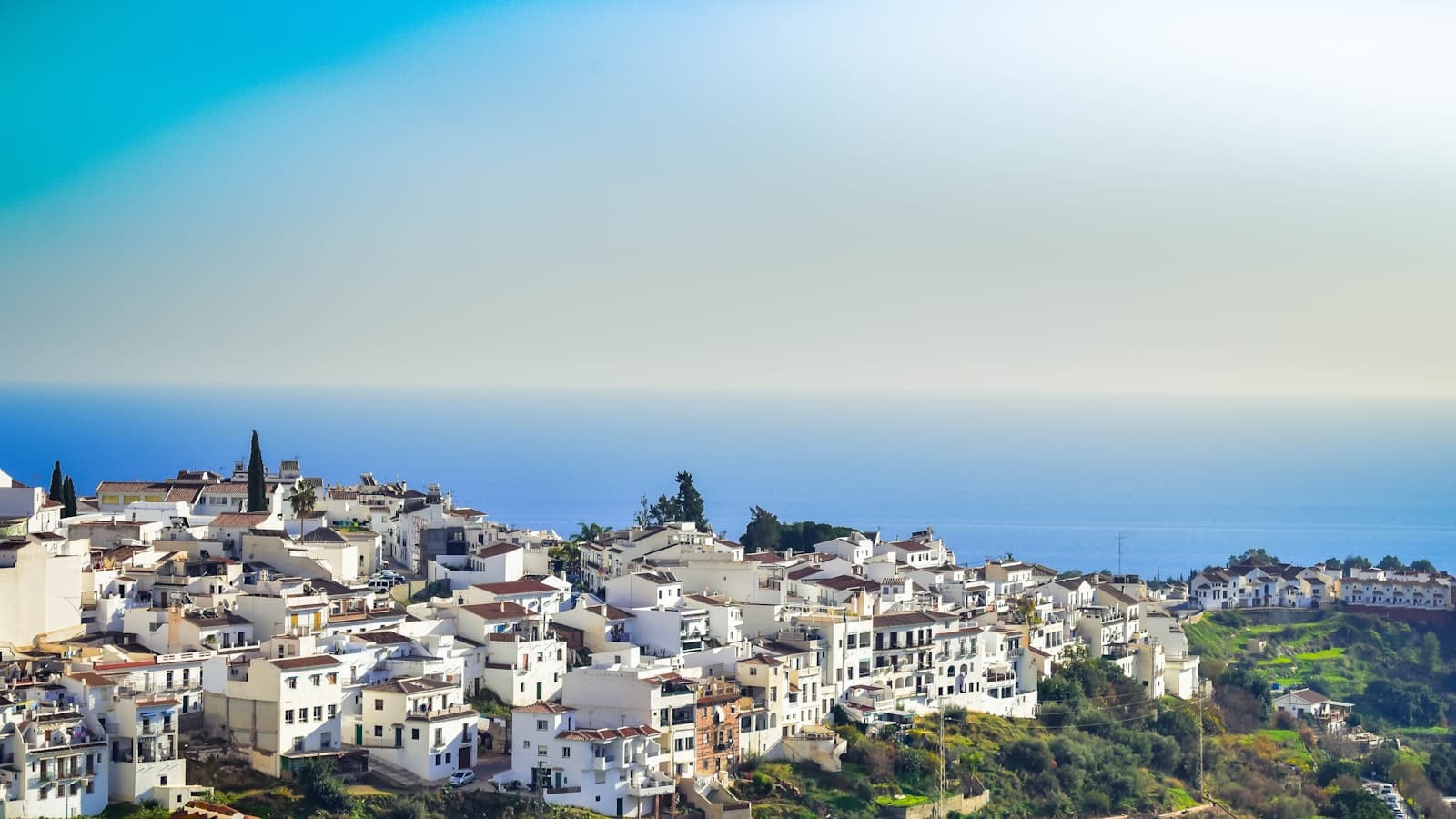 Het witte Andalusische dorp Frigiliana aan de Costa del Sol in Spanje, uitkijkend over de Middellandse Zee