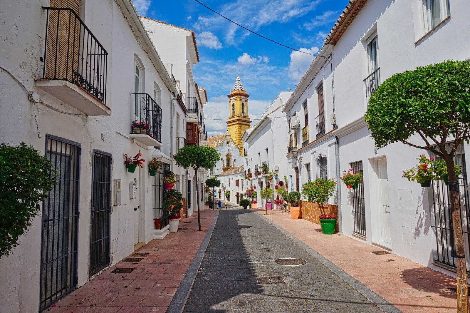 Feestelijk versierd Andalusisch straatbeeld tijdens de feria