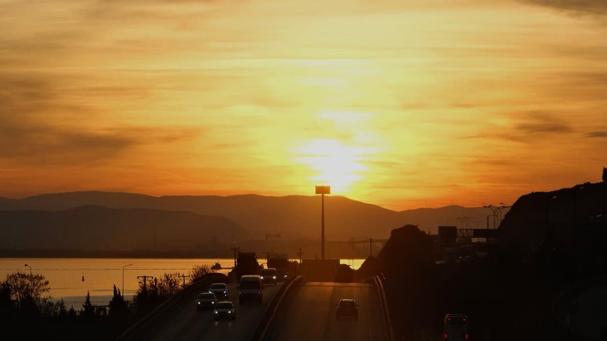 Snelweg bij zonsondergang op weg naar de Costa del Sol