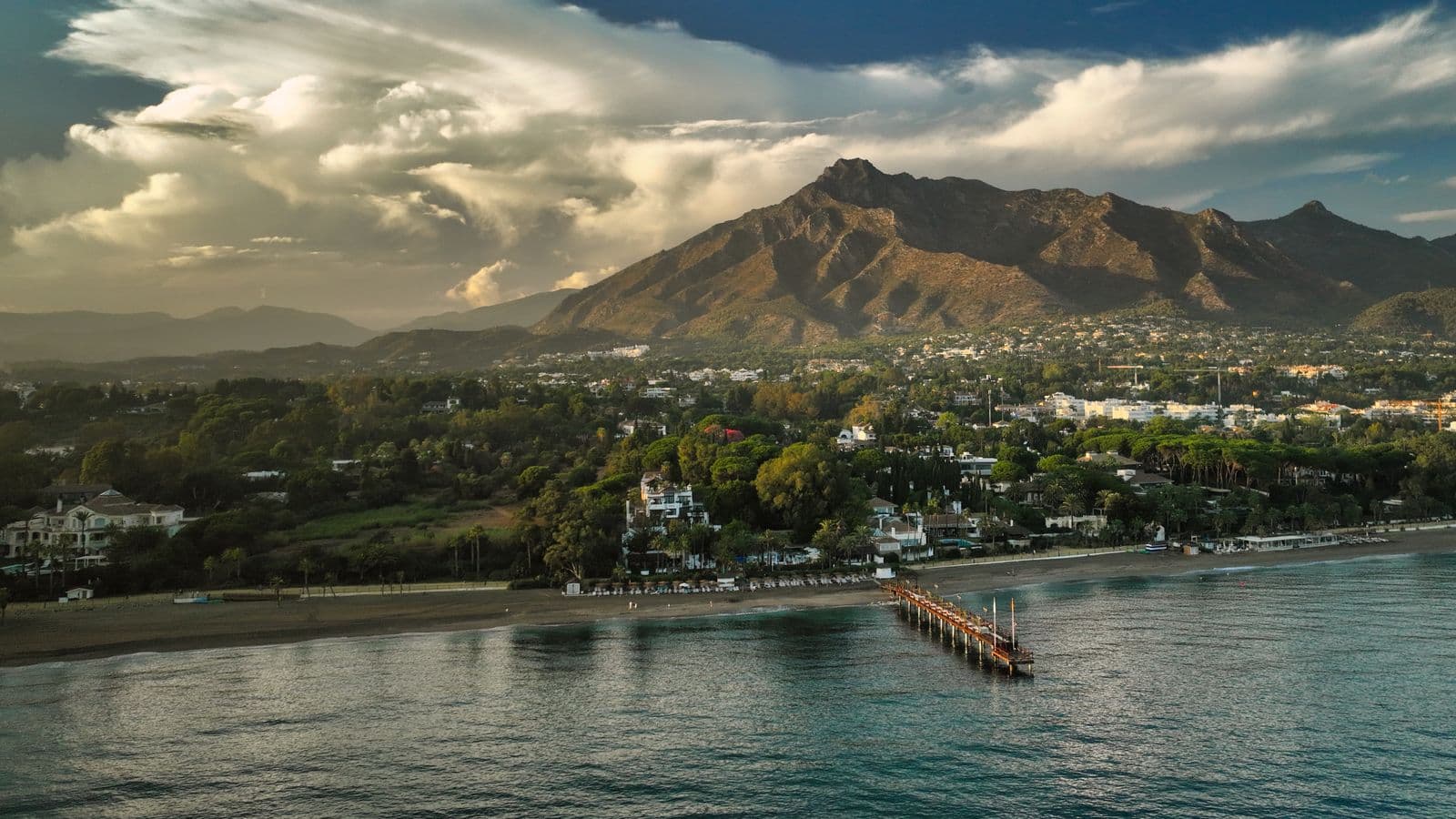 Kust en bebouwing aan de Costa del Sol, waar de Spaanse fiscus in 2026 strenger op vastgoed let