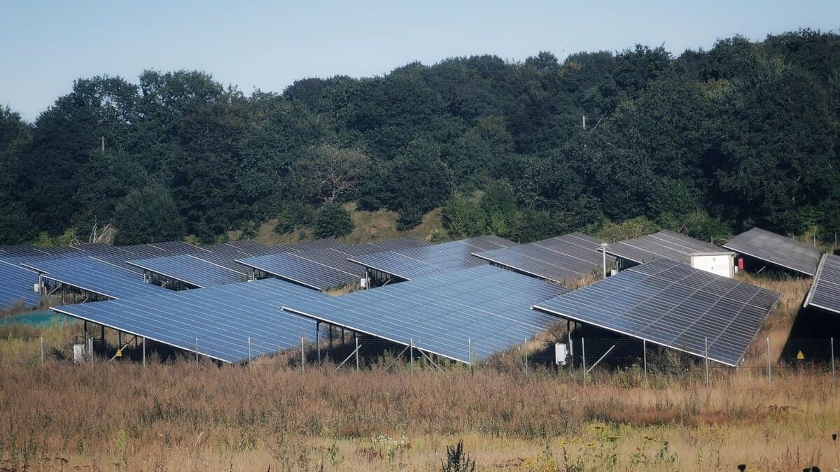 Zonnepark met rijen zonnepanelen in het Andalusische landschap