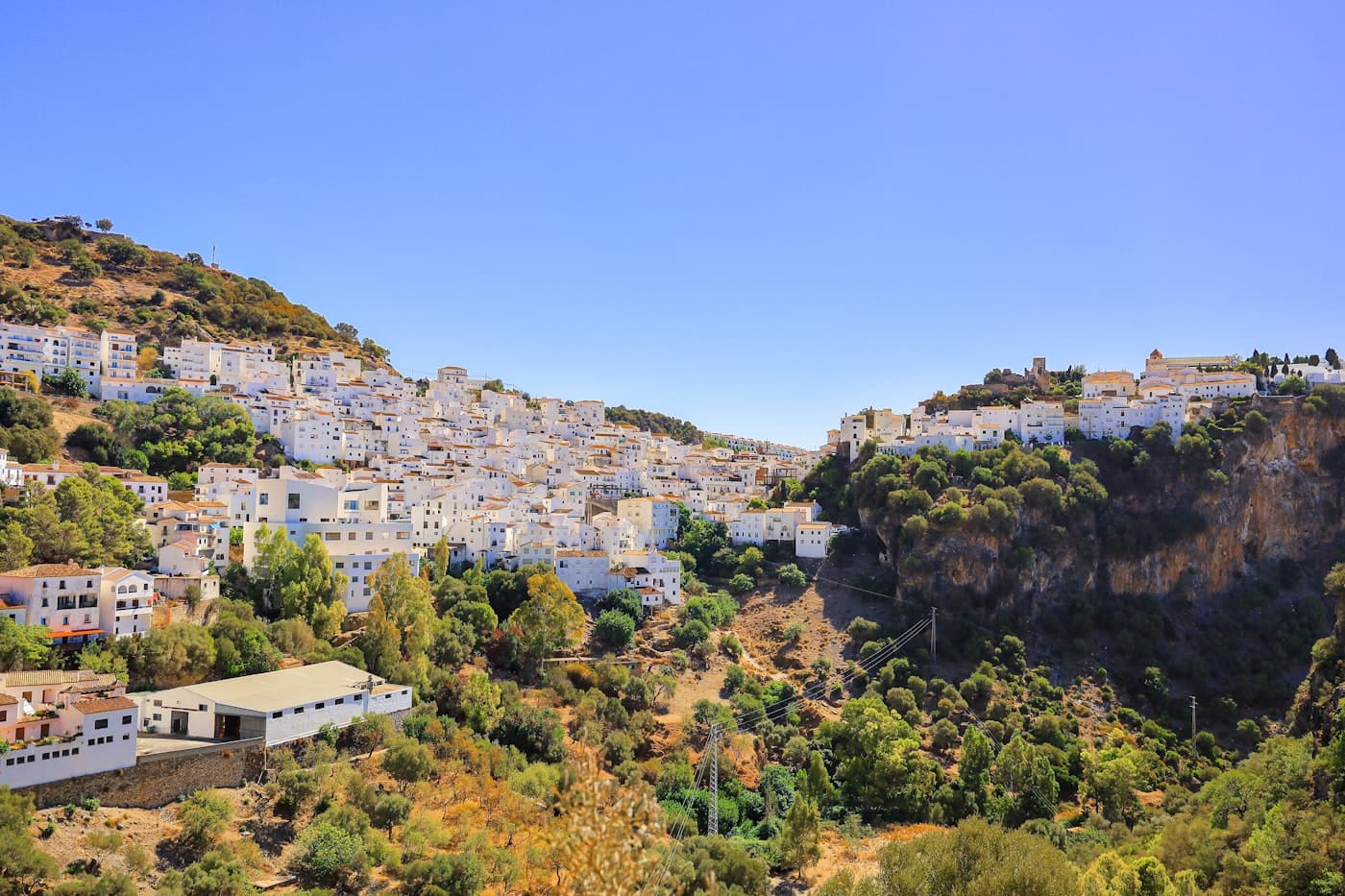 Casares tegen de heuvelflank