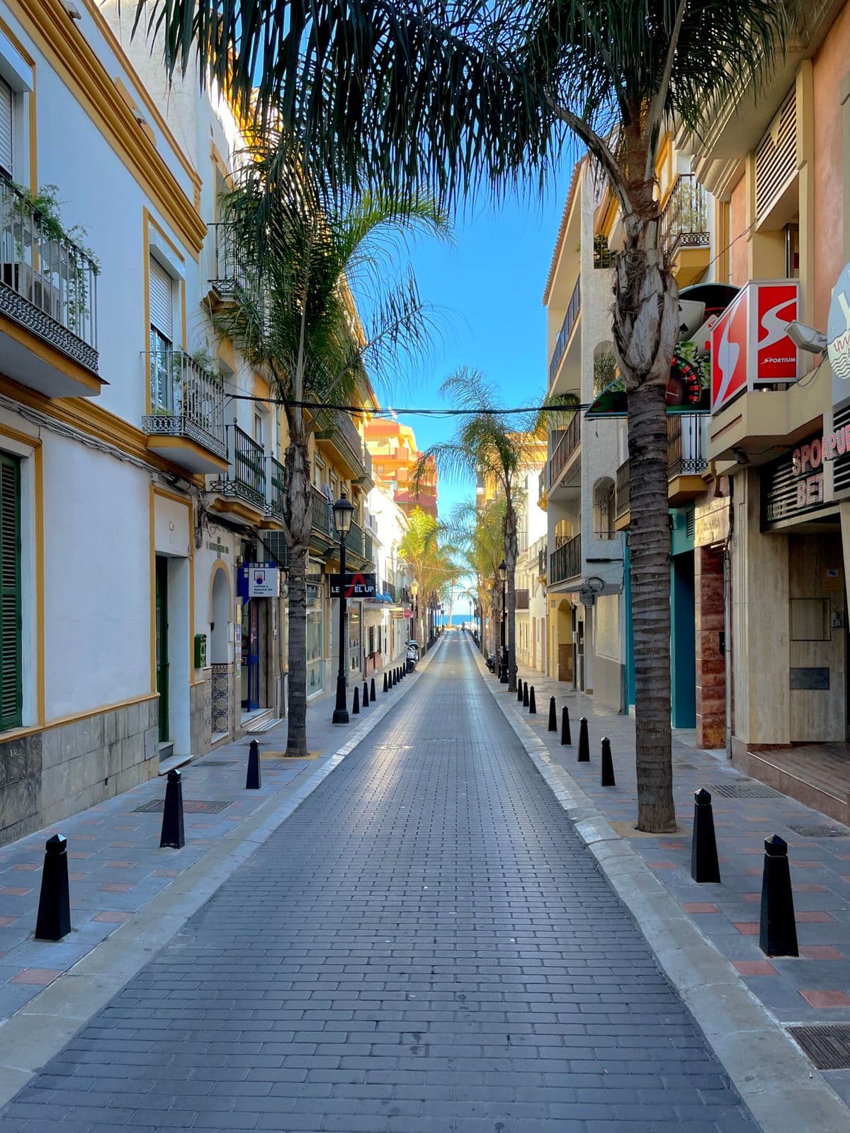 Straatje met palmen in Fuengirola