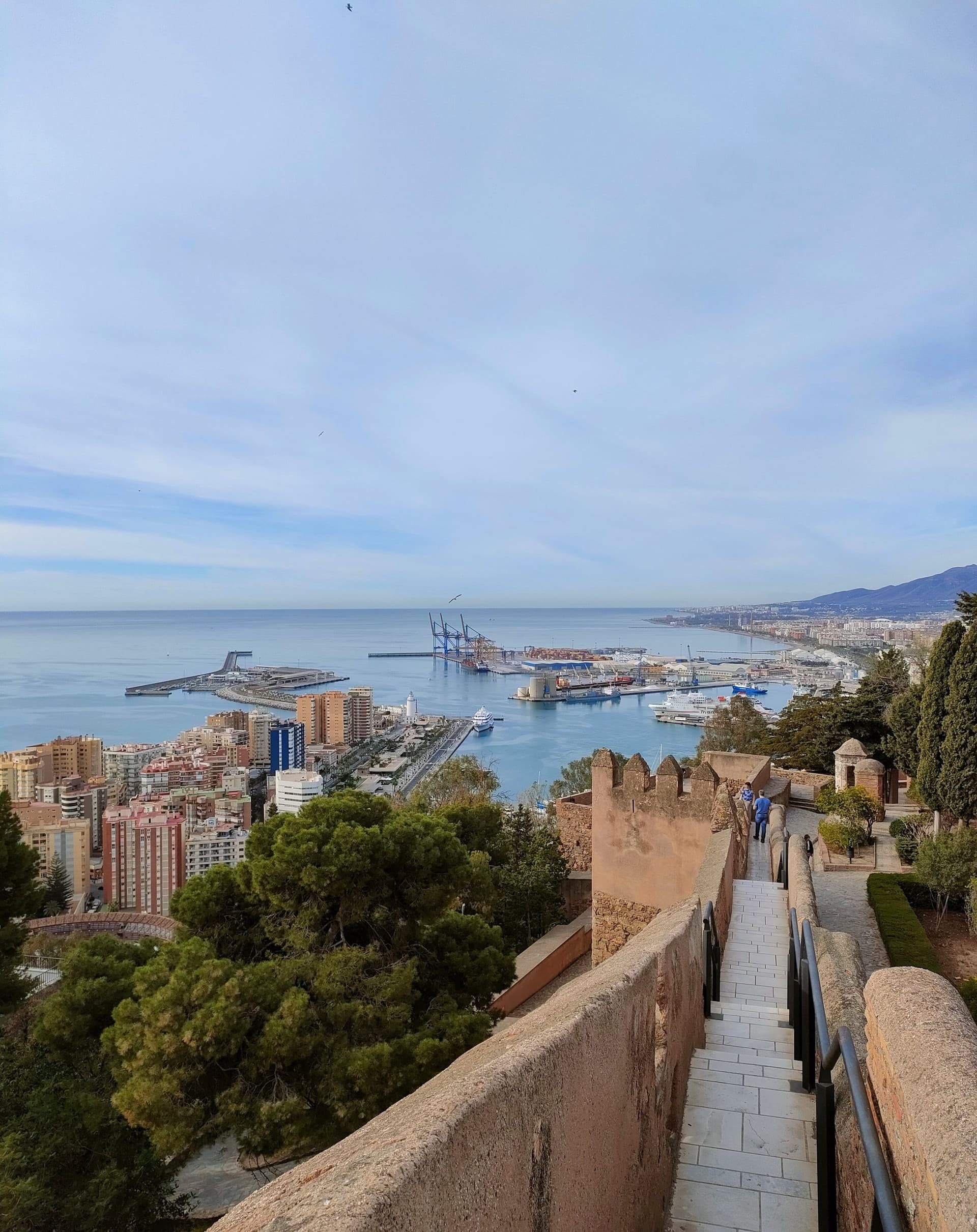 Zicht over Málaga en de haven vanaf de Gibralfaro