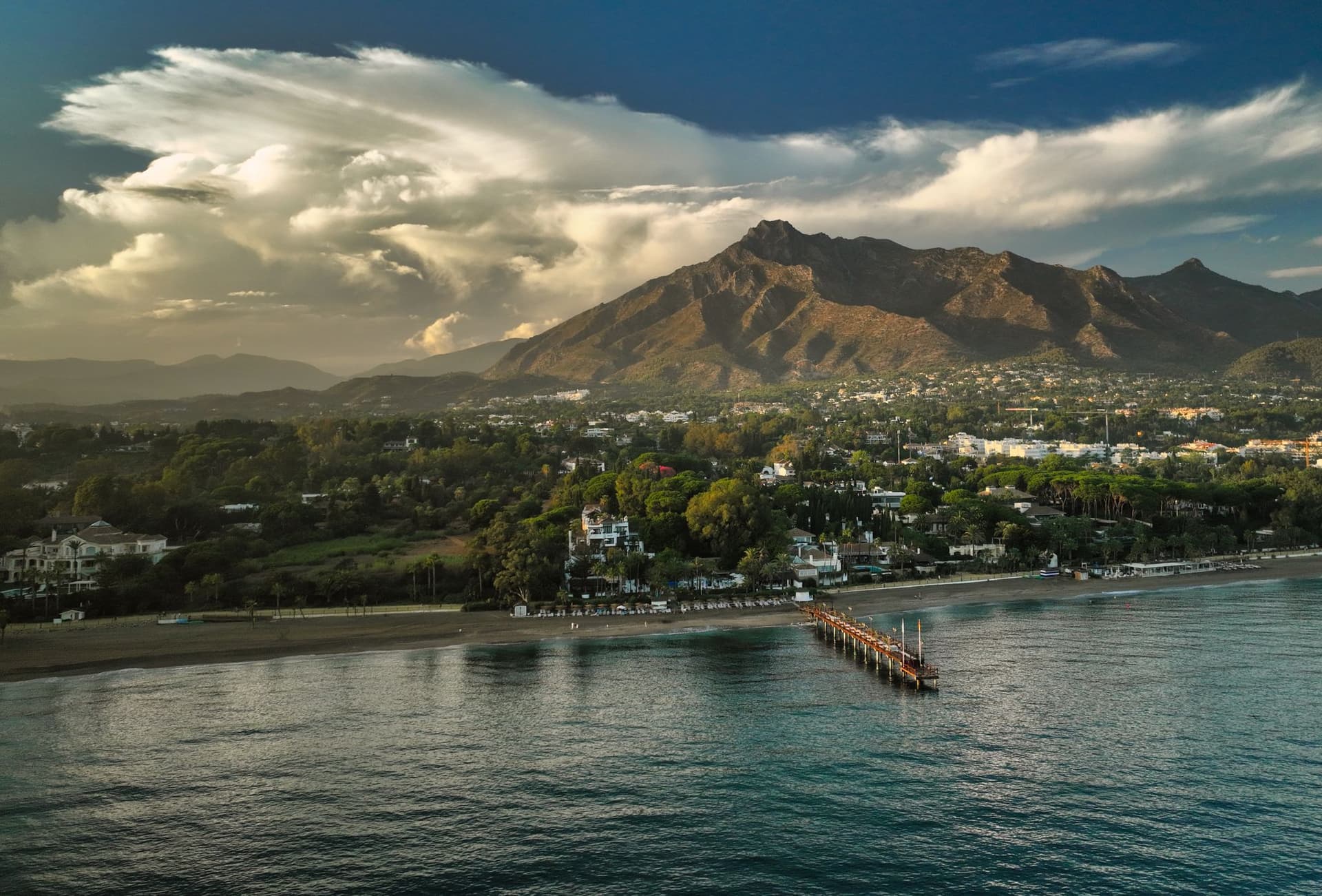 De kustlijn met de bergen achter Marbella en Benahavís