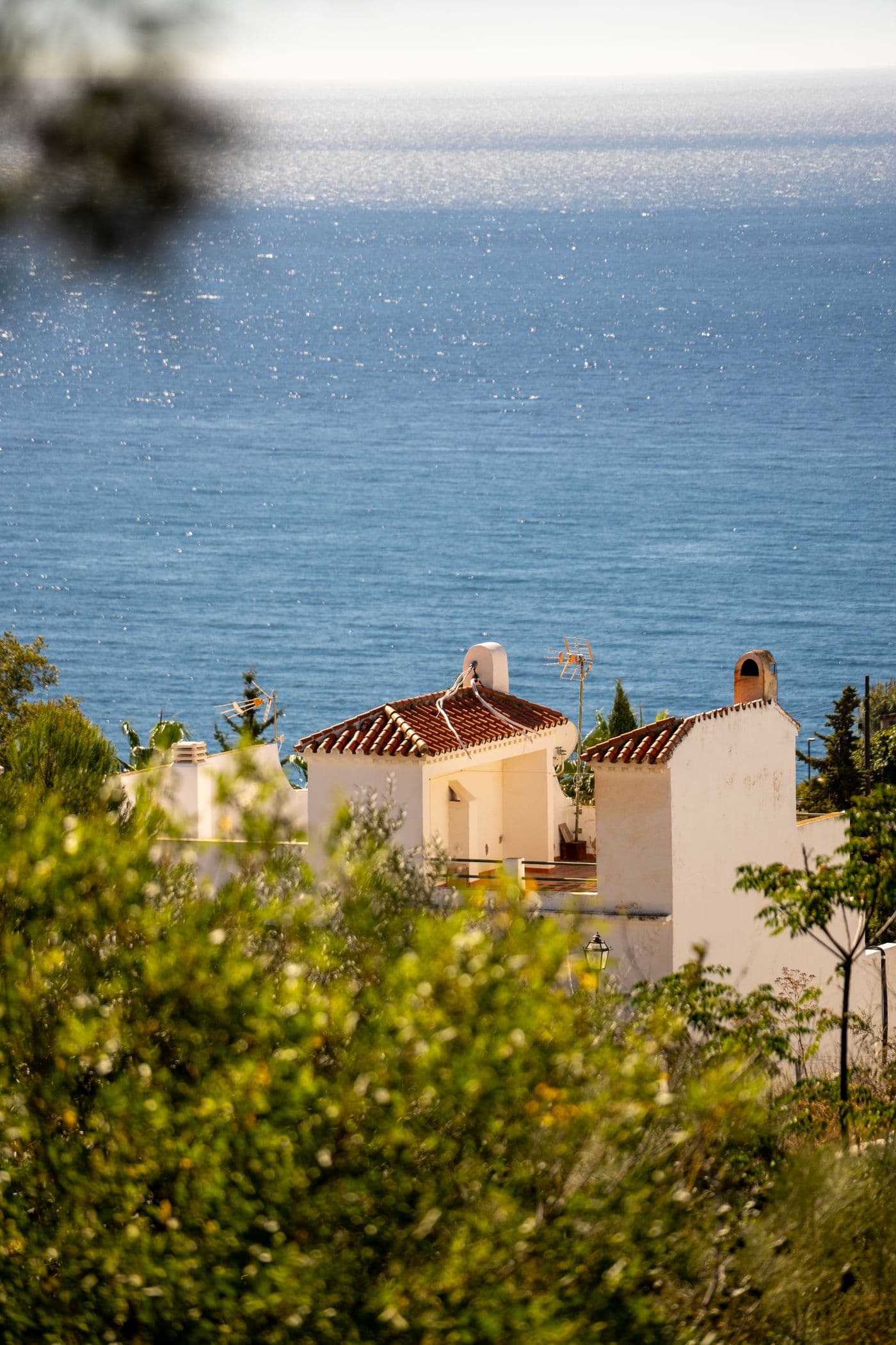 Witte huizen boven zee bij Nerja