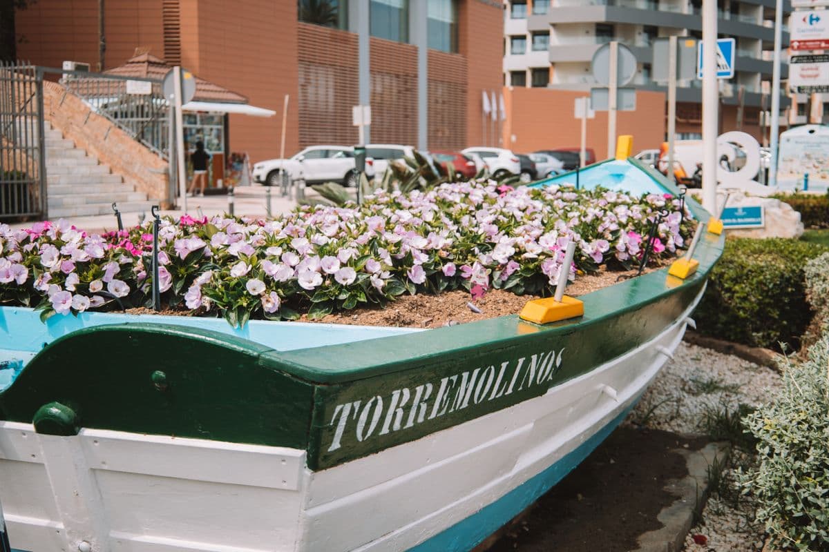 Bloemen in een bootplantenbak in het centrum van Torremolinos
