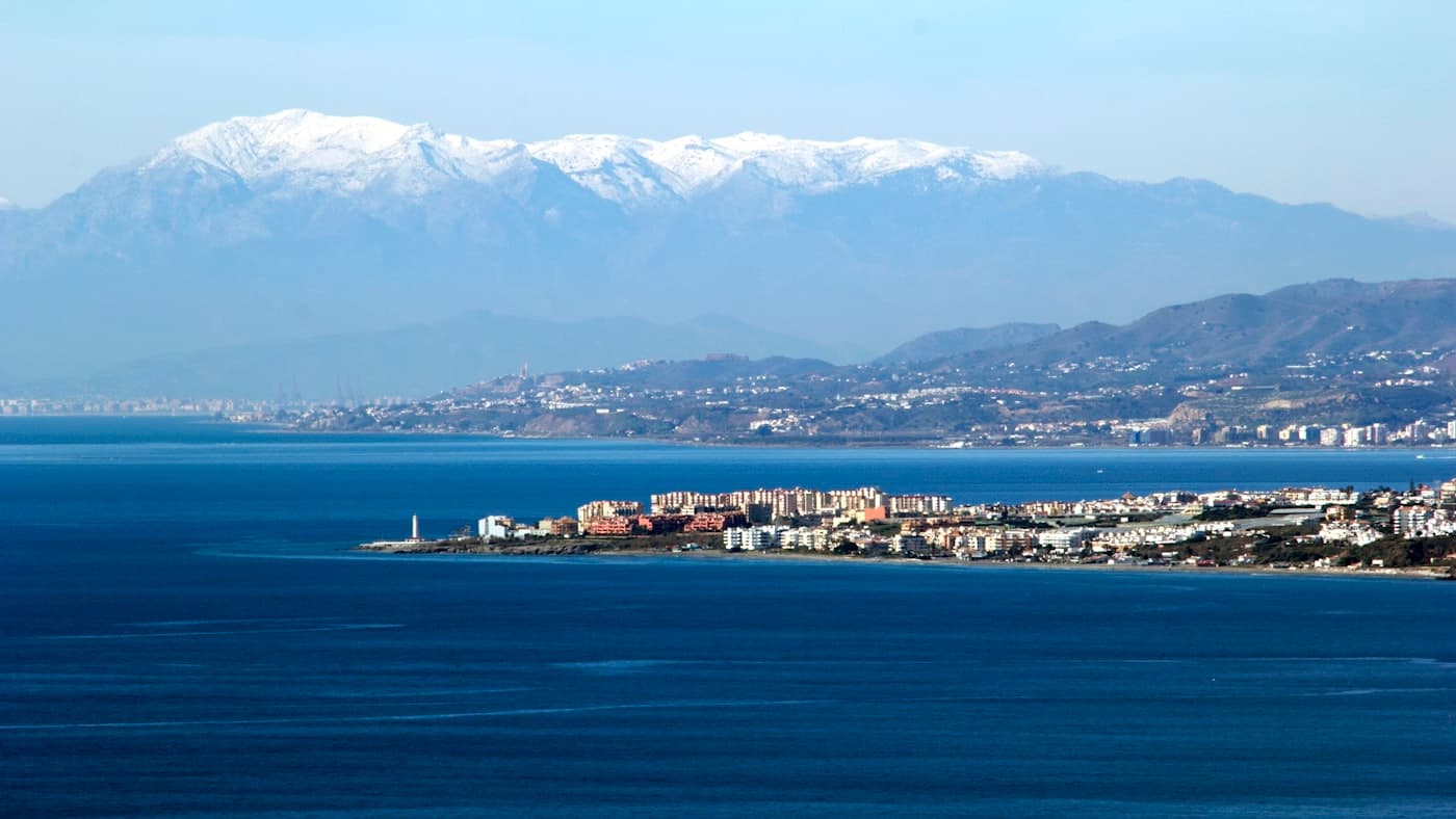 De zee bij Torrox met de besneeuwde Sierra op de horizon