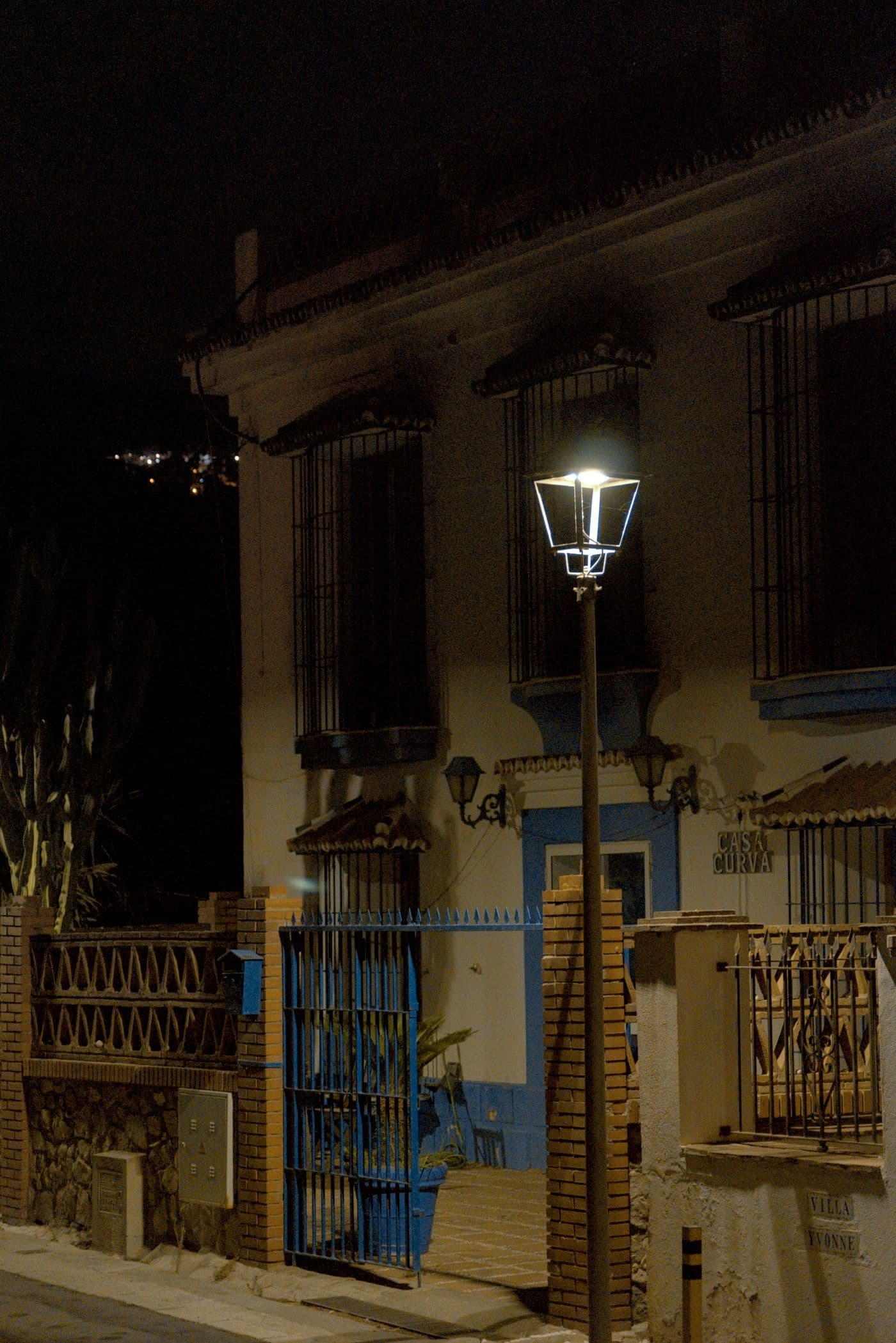Avondsfeer met straatlantaarn in Benalmadena