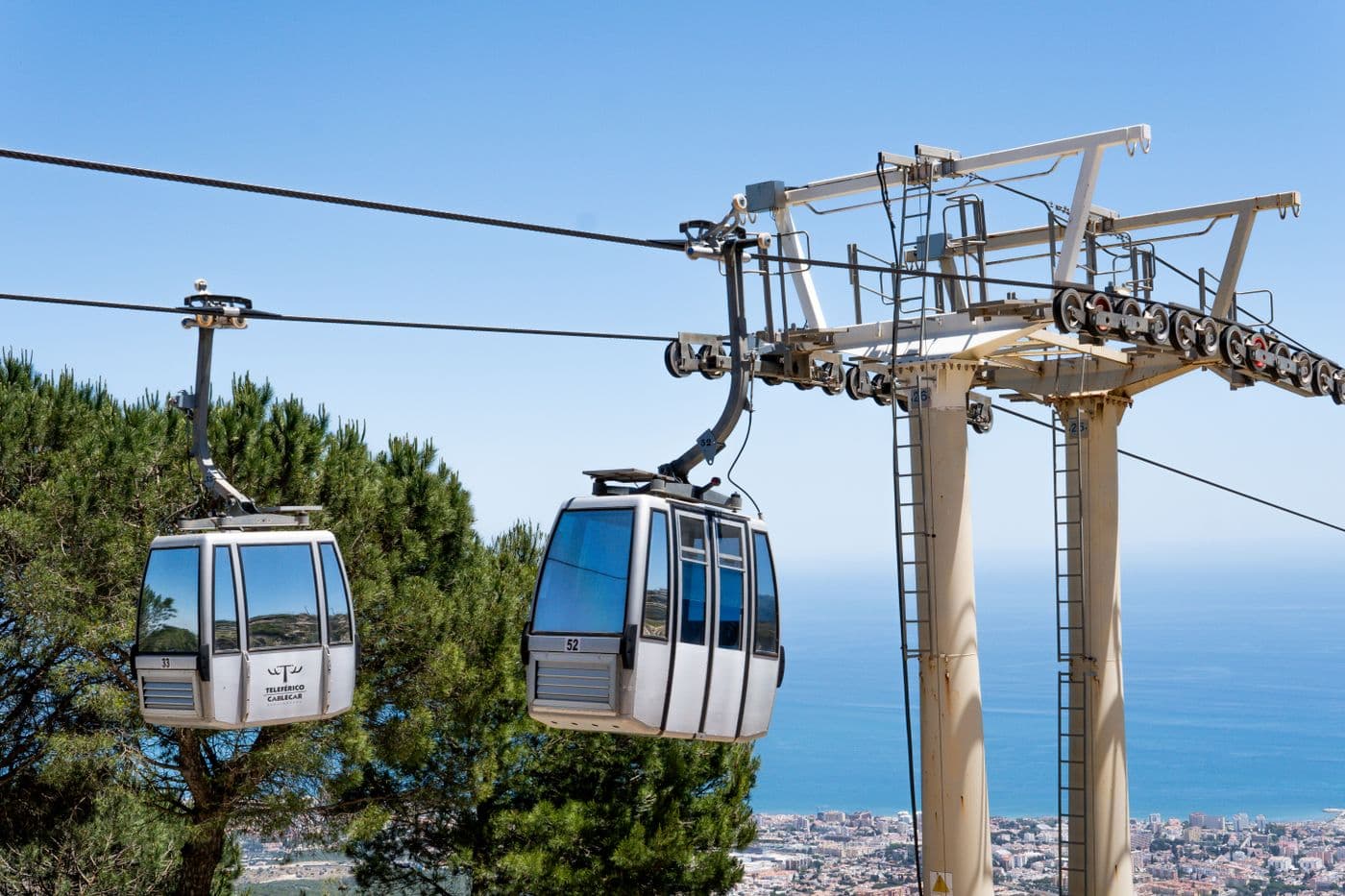 De kabelbaan van Benalmádena boven de kust
