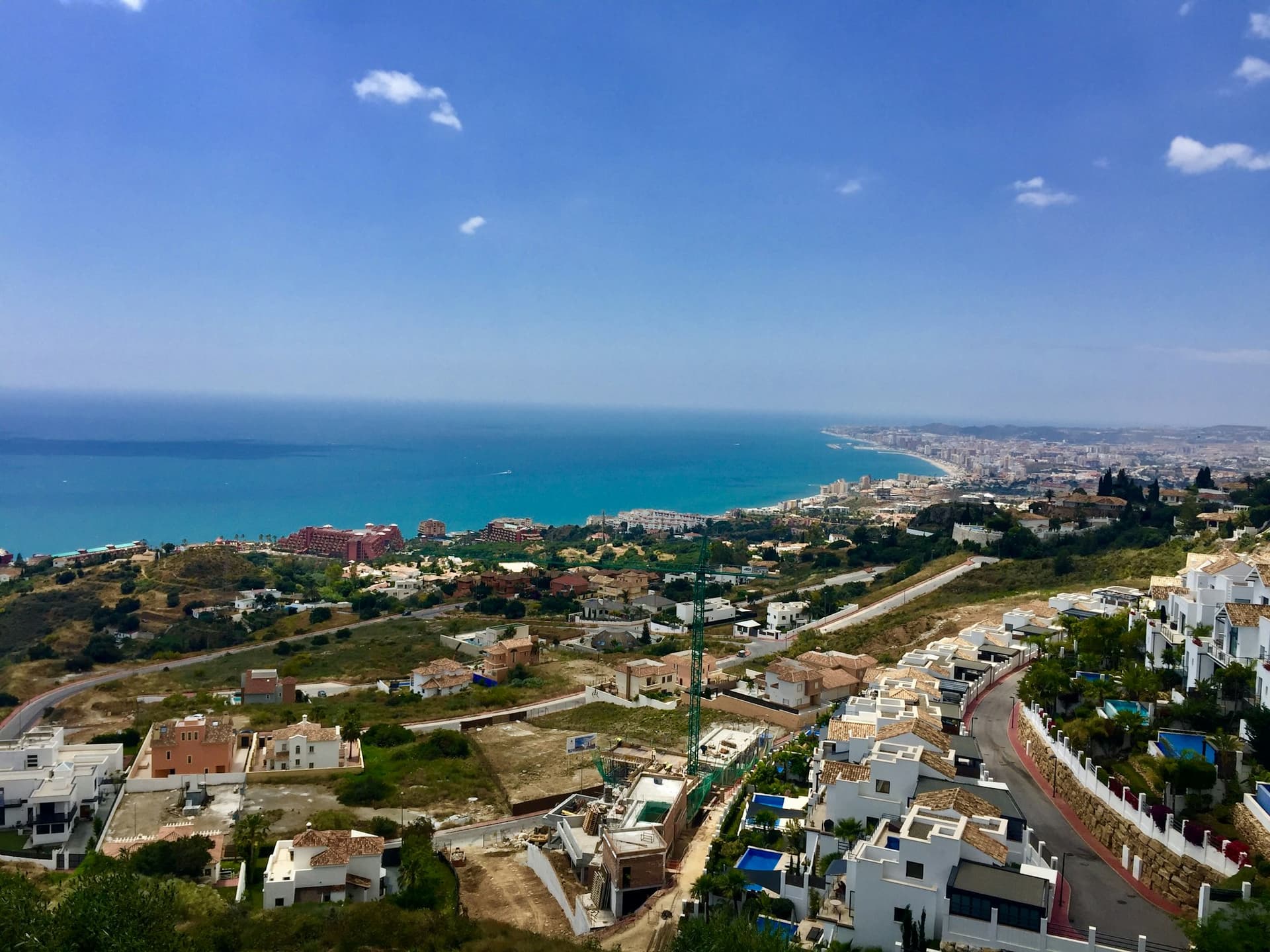 Luchtfoto van de kustlijn van Benalmadena