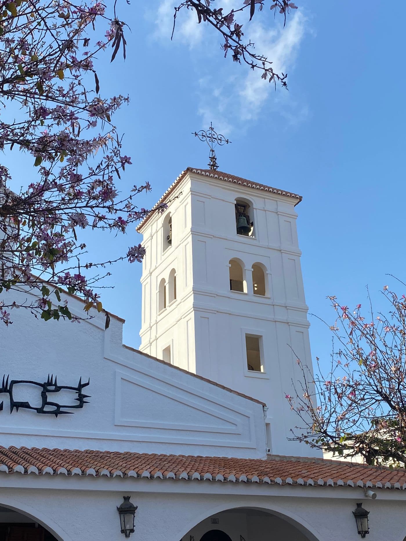 Kerktoren in het witte dorp Benalmadena Pueblo