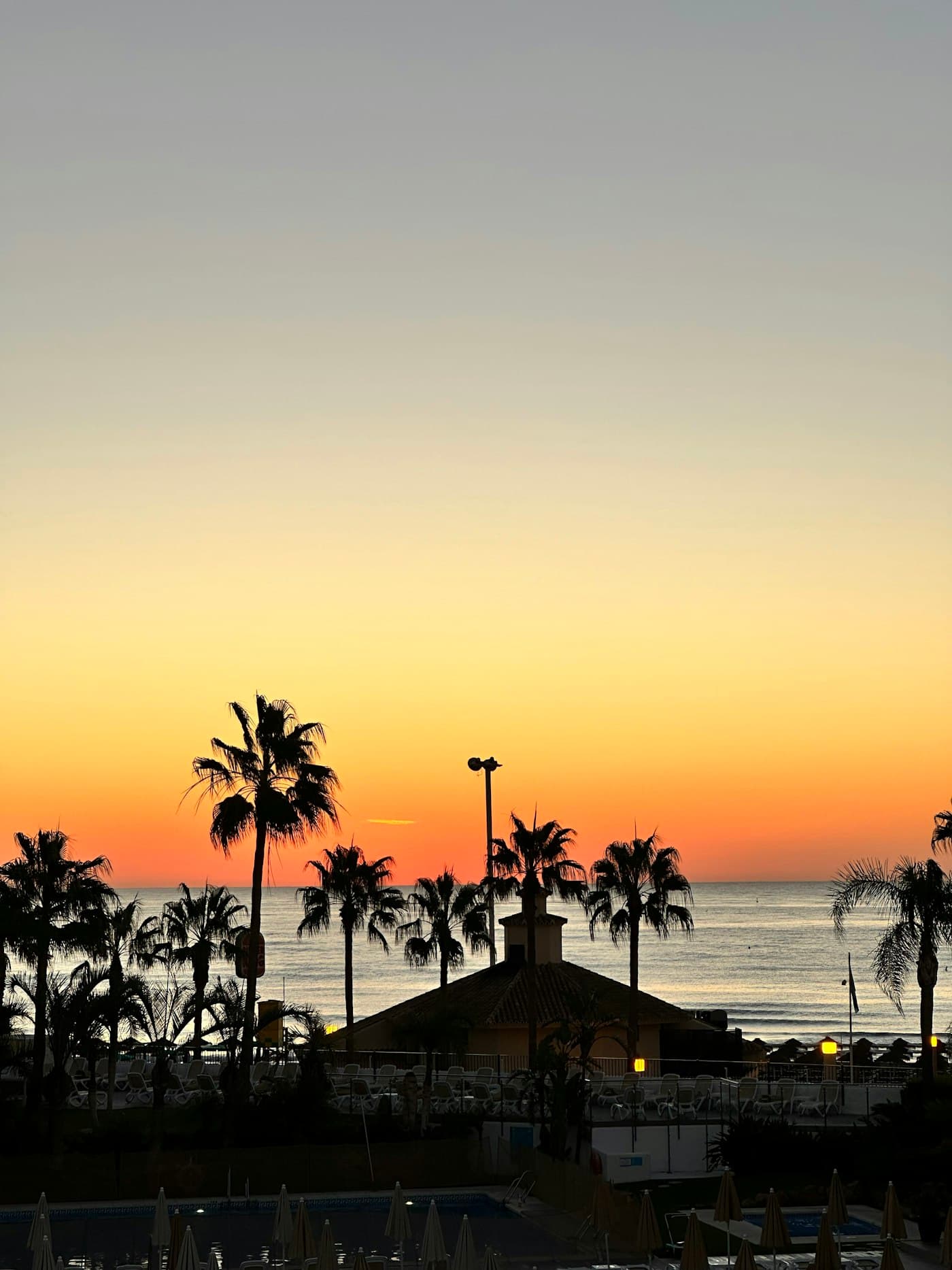 Strand met palmen bij zonsondergang in Benalmadena