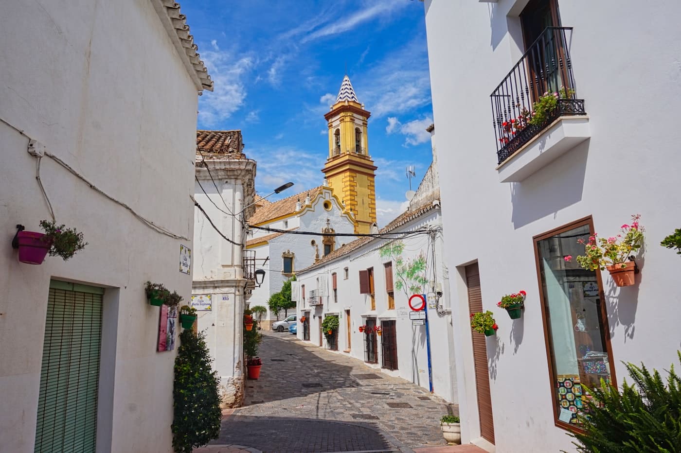 Straatje met de klokkentoren in het oude centrum van Estepona