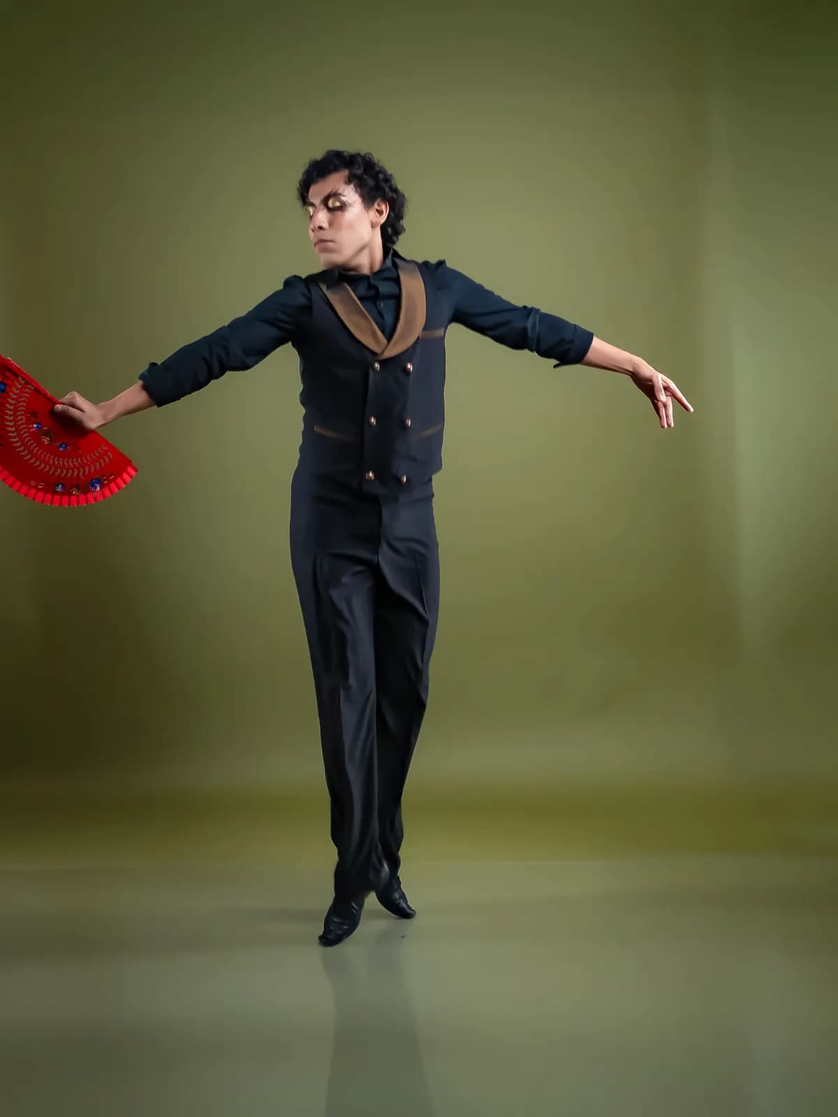 Danseuse de flamenco avec un éventail rouge