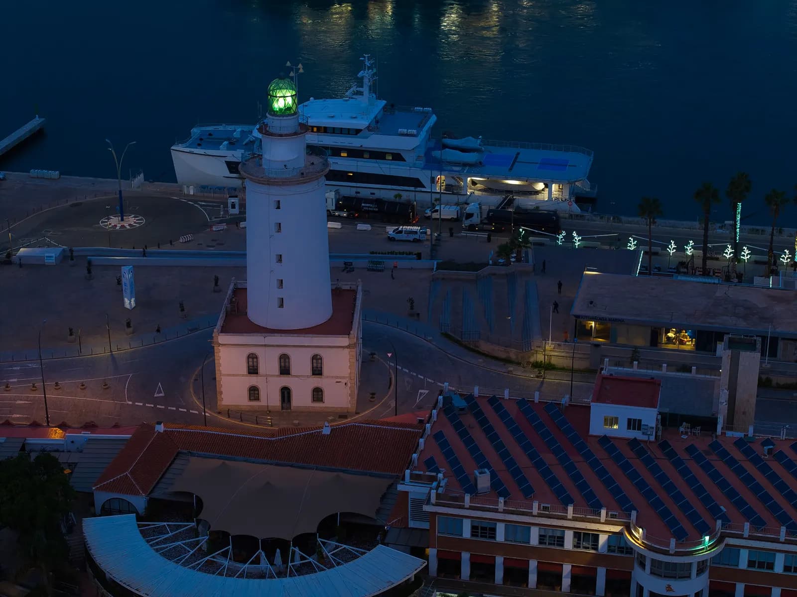 Port et phare de Malaga illuminés au crépuscule