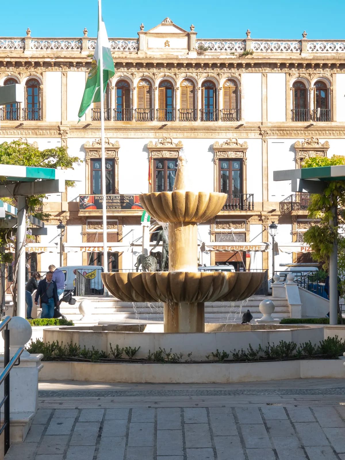 Place historique avec fontaine à Malaga