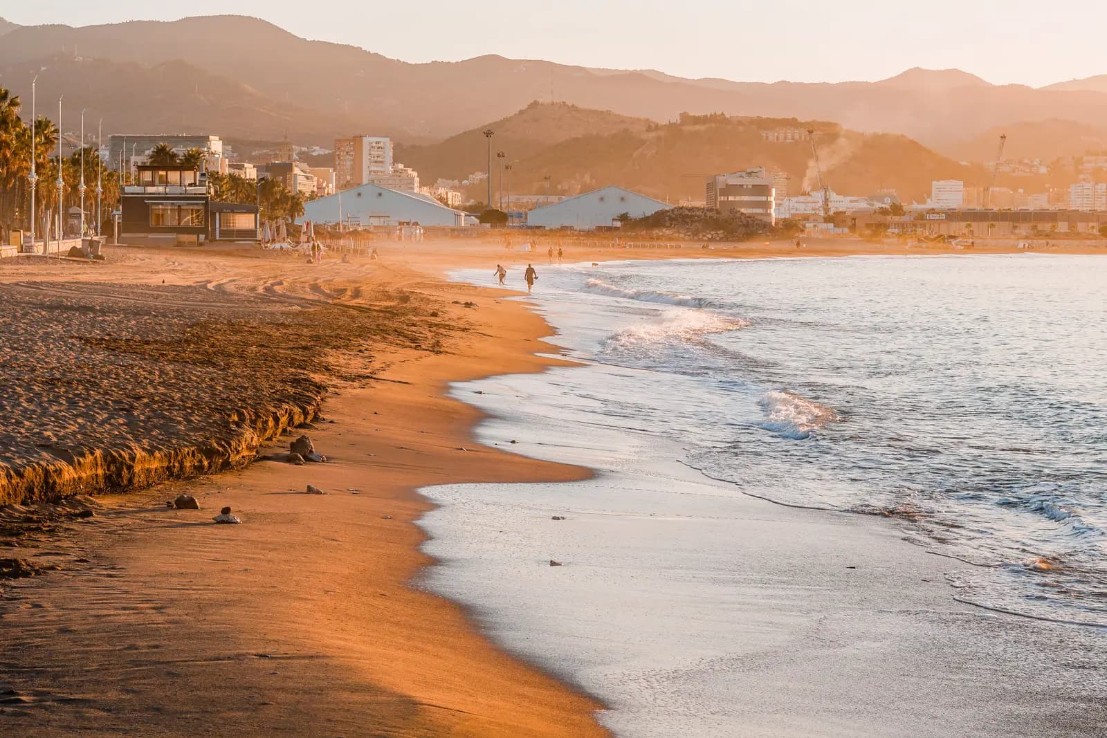 Plage de Malaga à l'heure dorée