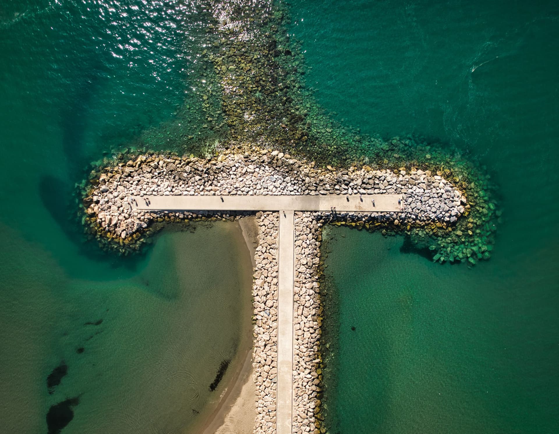 Luchtfoto van de pier en zee bij Fuengirola