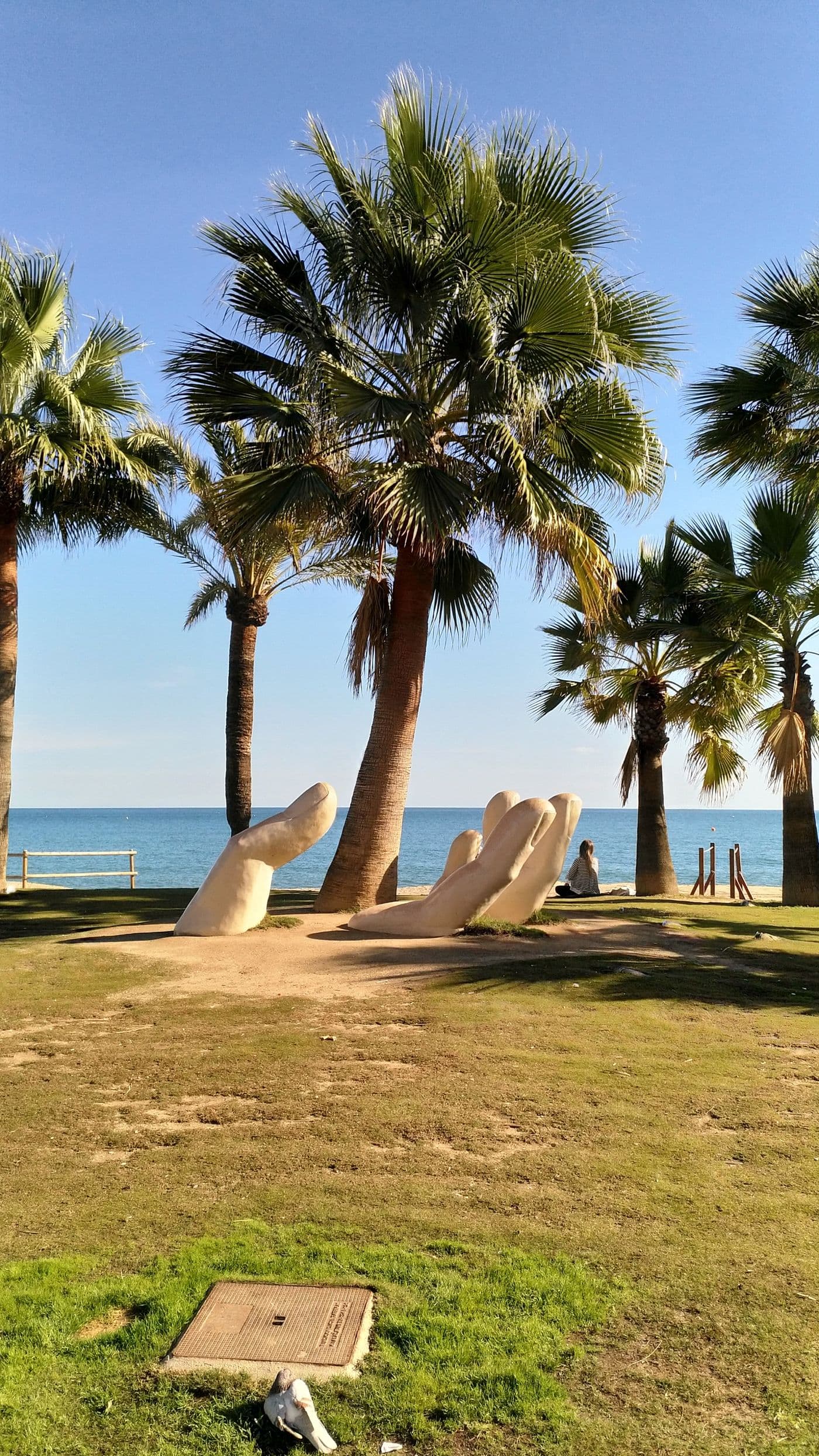 Het Open Hand-beeld aan het strand van Fuengirola