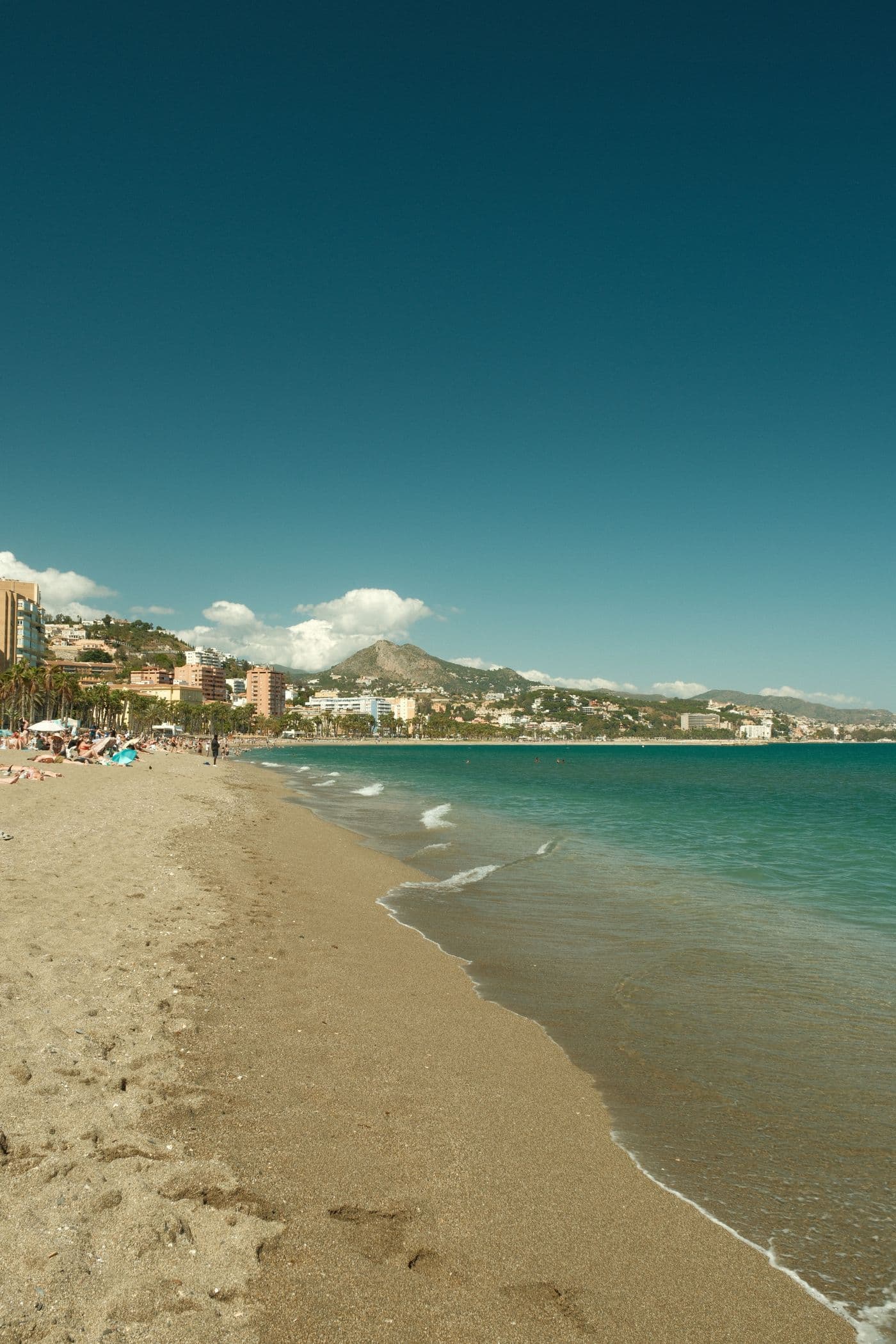 Strand van Malaga met bergen op de achtergrond