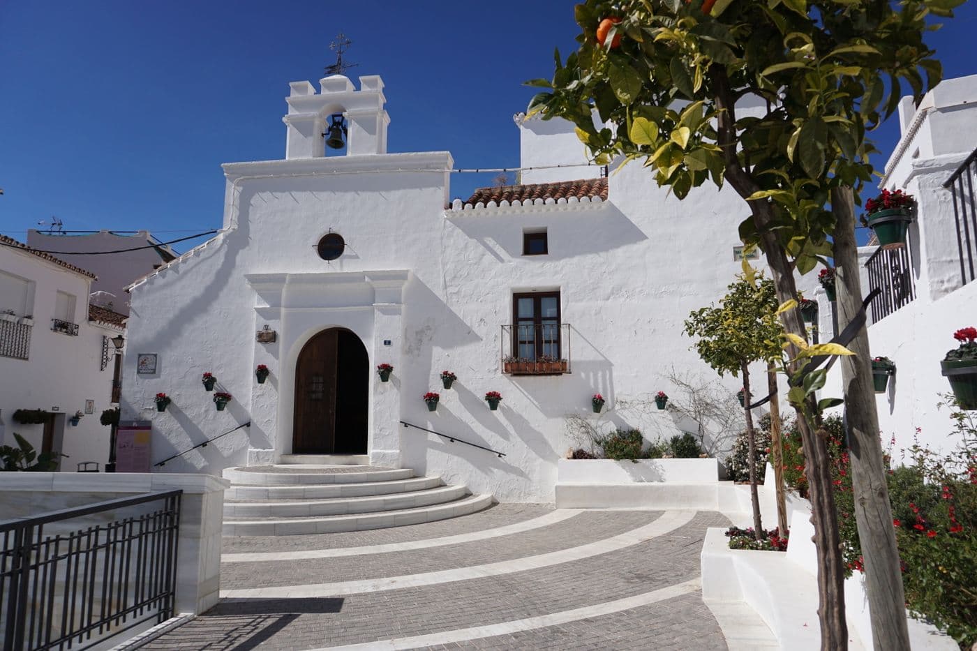 De witte kerk Nuestra Senora de los Remedios in Mijas