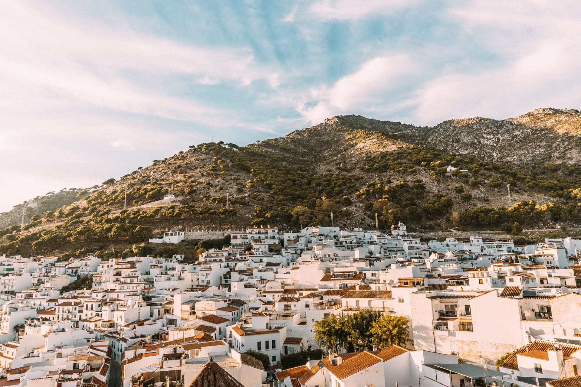 Panorama van het witte dorp Mijas in de heuvels