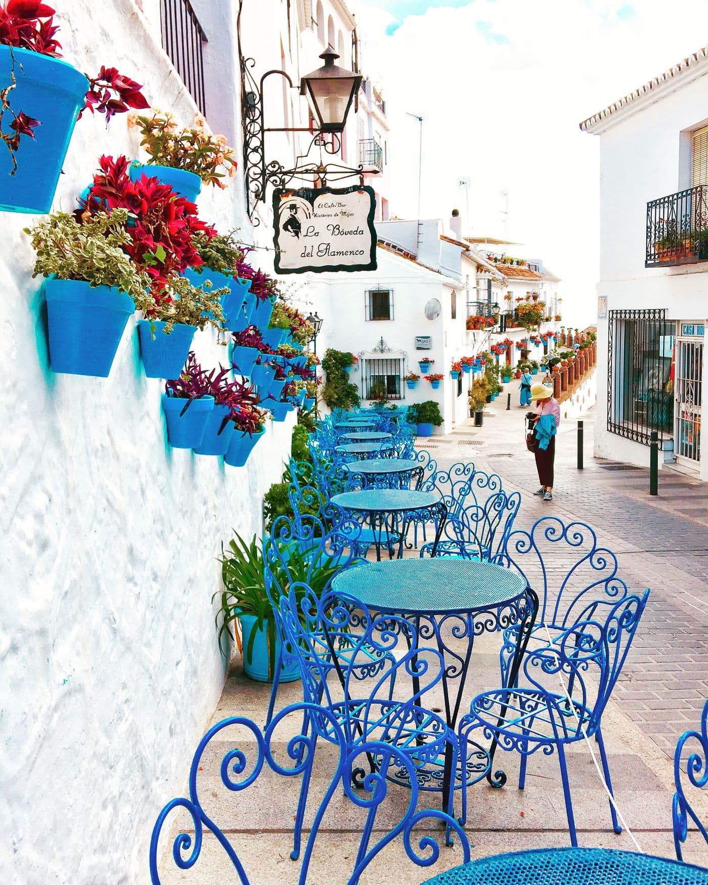 Terras met blauwe bistrostoelen in Mijas