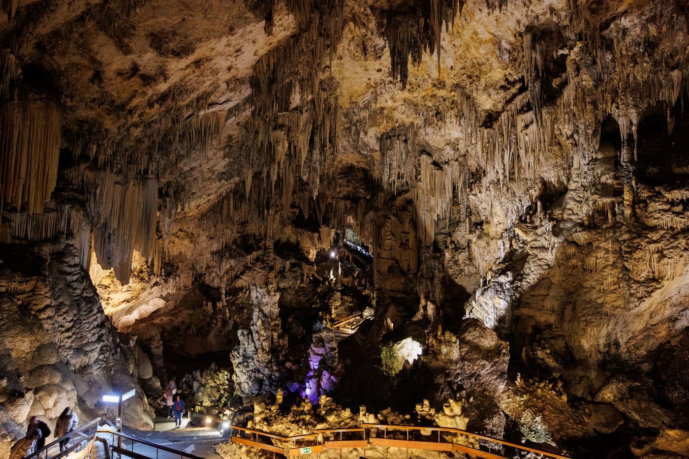 Druipsteenformaties in de grotten van Nerja