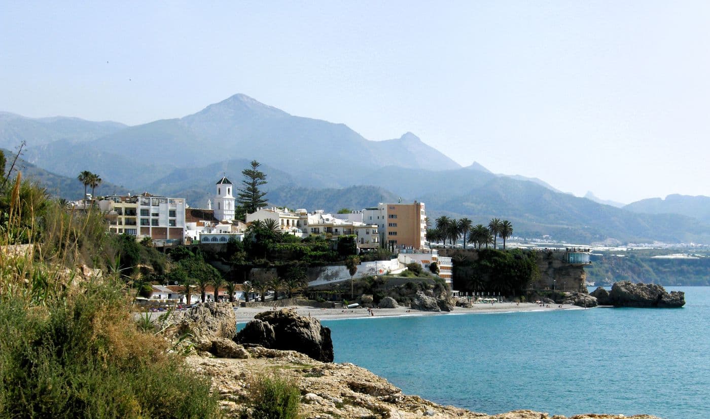 Panorama van Nerja met zee