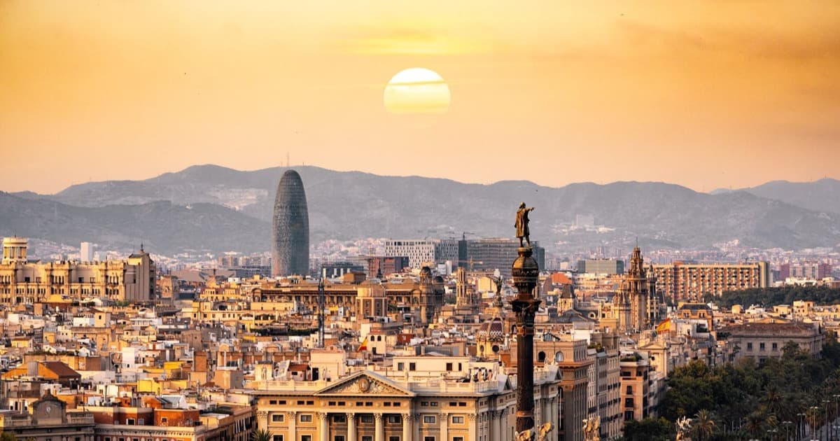 Emigrating to Spain more popular than ever: what is behind it?