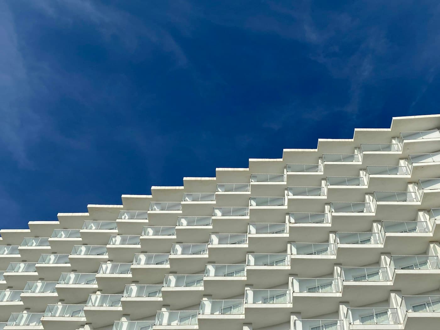 Witte gevel met balkons in Torremolinos