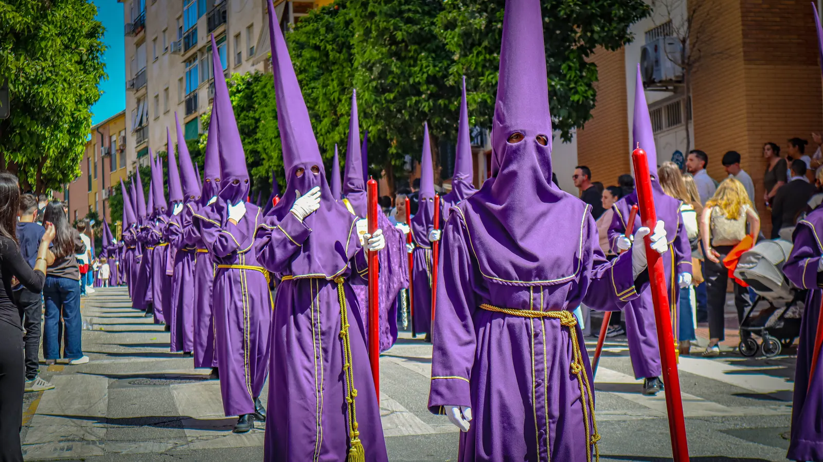 Nazarenos in paarse boetegewaden met capirotes in Málaga