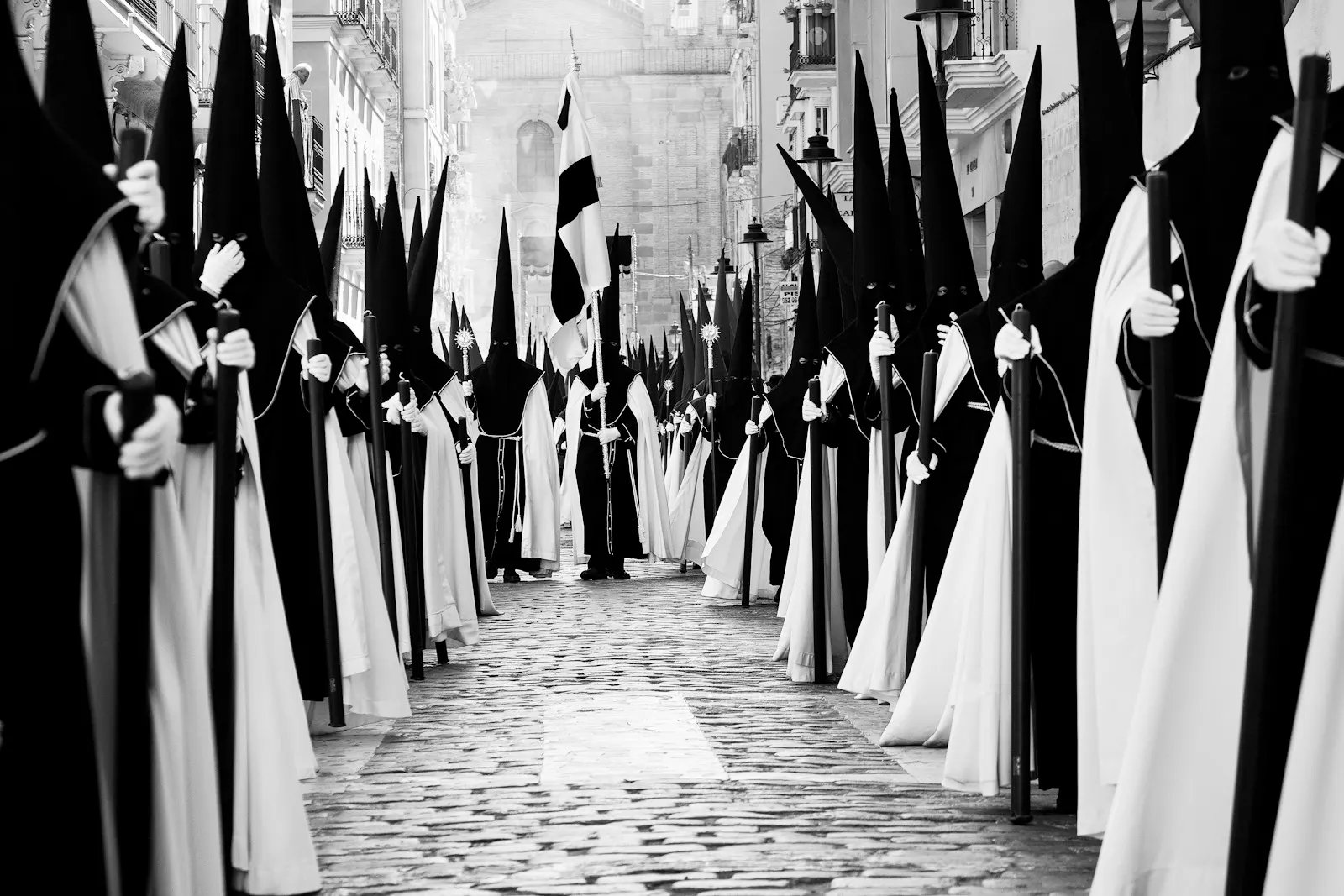 Processie met nazarenos door de wijk El Perchel in Málaga