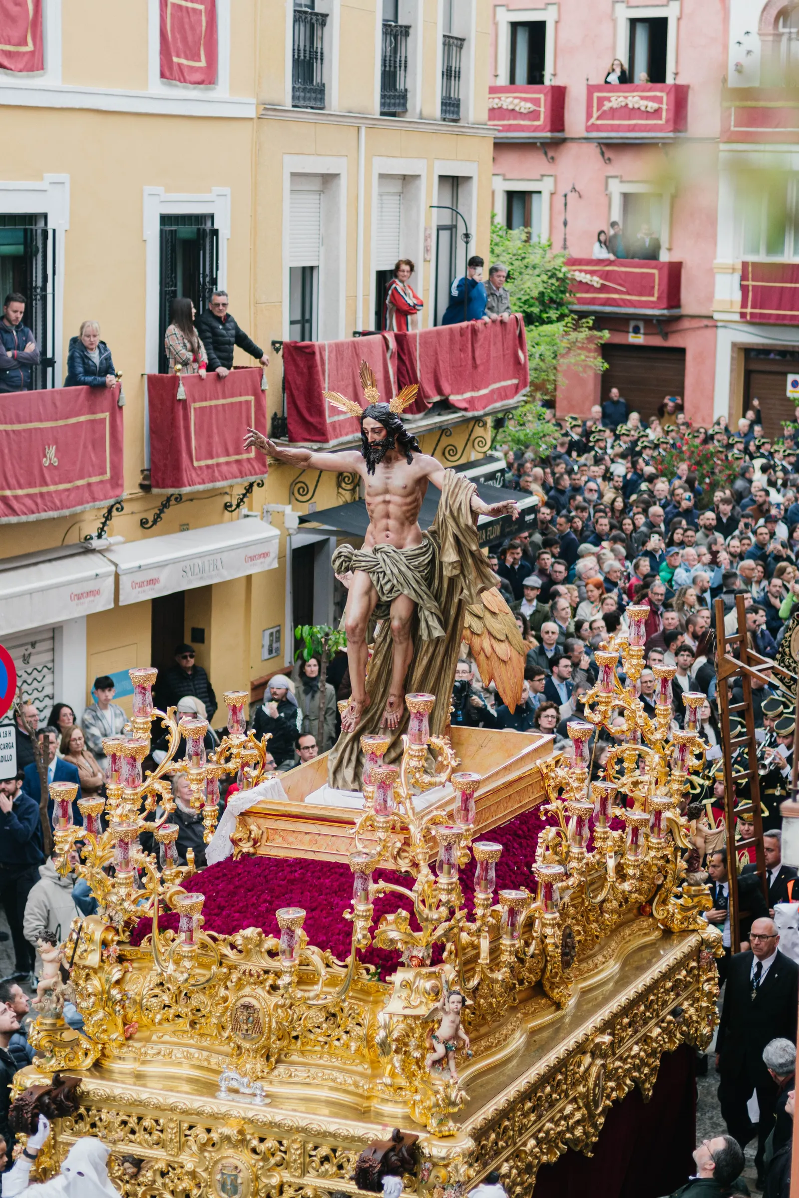 Rijk versierde troon met kaarsen tijdens een Semana Santa-processie